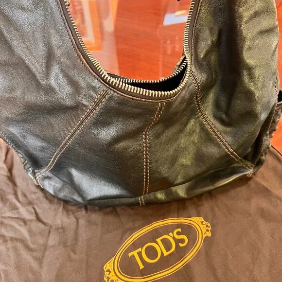 Authentic Tod's Shoulder Hobo Bag in Soft Brown Leather with contrast stitching - Picture 3 of 14